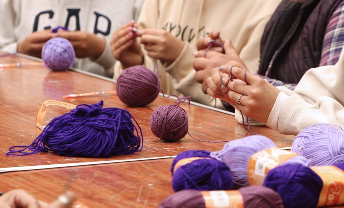 Tejen universitarias para abrazar al Árbol de la Mora de la UAEMex