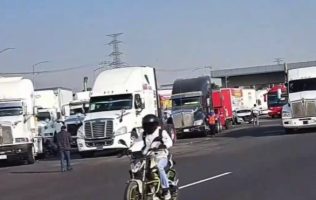 Toman transportistas caseta de Tepotzotlán; denuncian extorsión policial