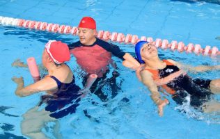 Transforman vidas en Metepec a través del deporte y la terapia acuática