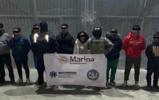Trasladan a penal de Chiconautla a 11 presuntos invasores de viviendas