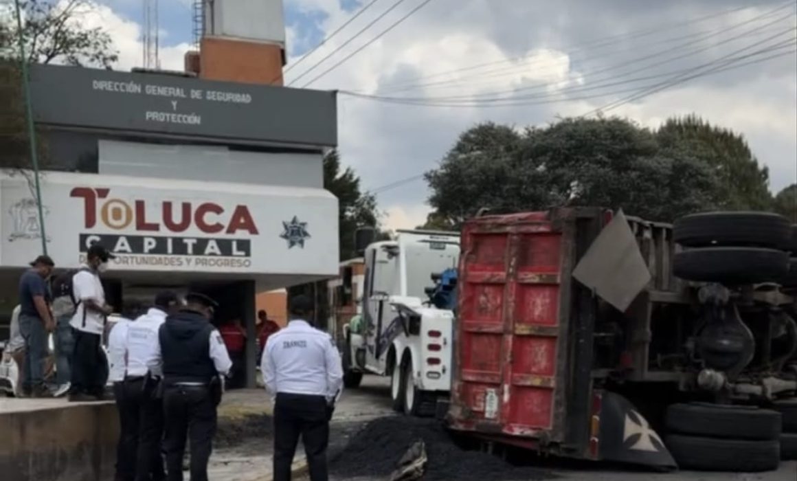 Vuelca camión con asfalto frente a CU y cierra vialidad en Toluca