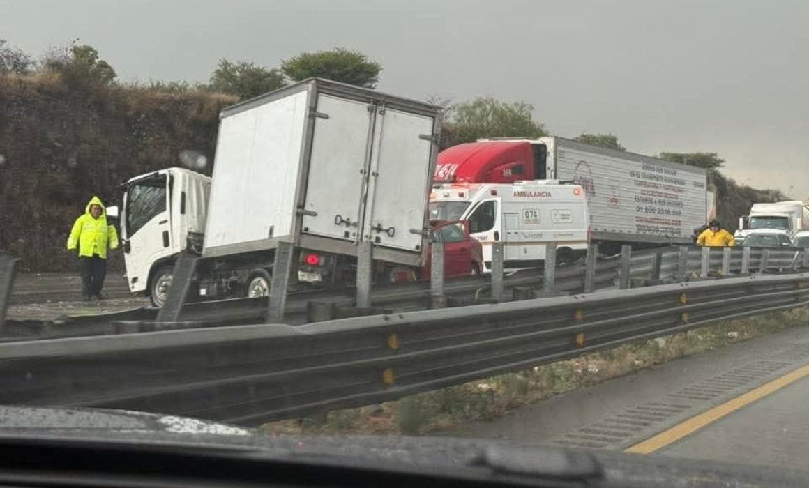 Vuelve a colapsar la Méx-Qro en Coyotepec por choque de 3 autos