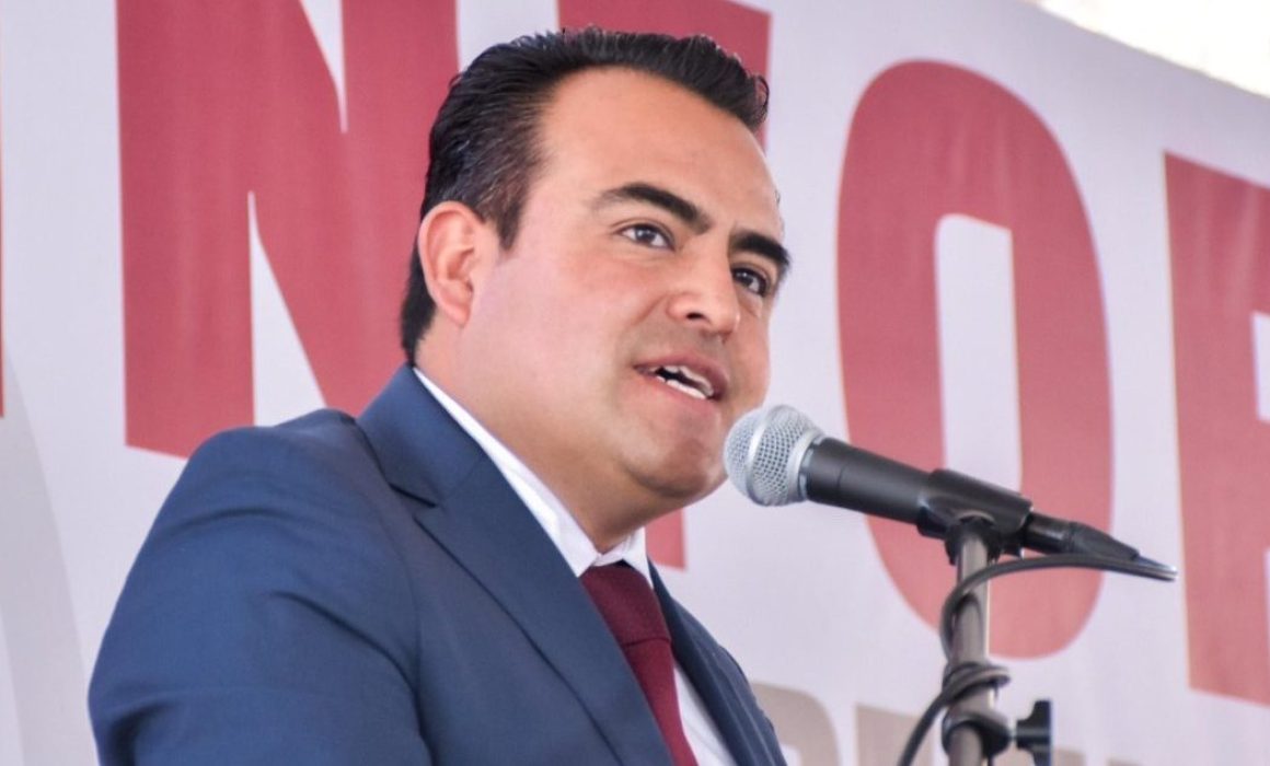 Acorralado edil de Xalatlaco cesa a al fin a mando agresor de mujeres