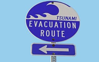 Activan alerta de tsunami tras sismo de 7.8 en Indonesia
