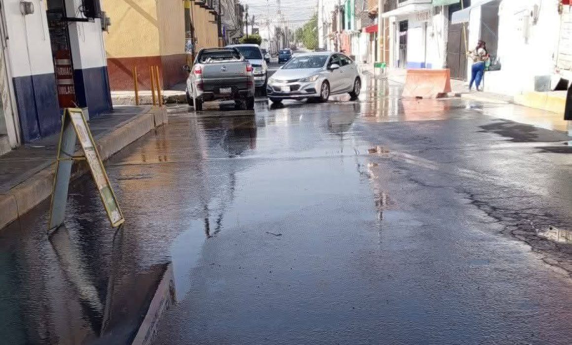 Amenazan con cerrar carretera por fuga de aguas negras en Texcoco
