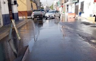 Amenazan con cerrar carretera por fuga de aguas negras en Texcoco