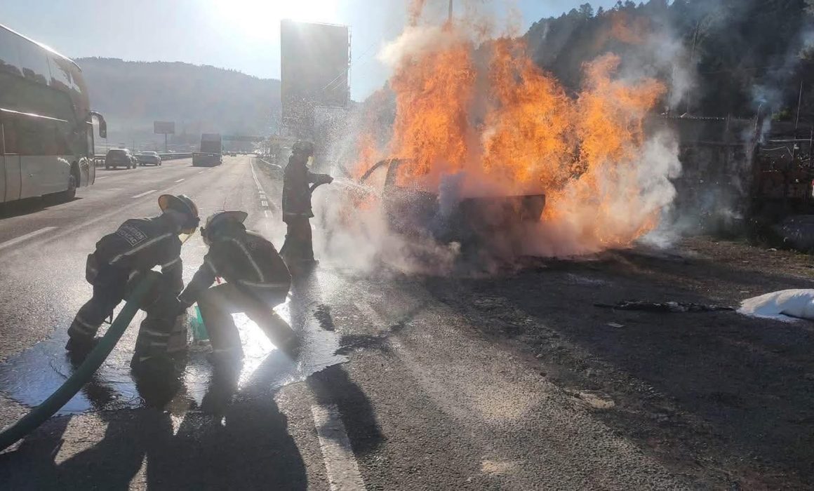 Arde camioneta en la México-Toluca y genera caos vial en La Marquesa
