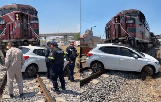 Arrastra tren por 150 metros a auto en Ecatepec; quería ganarle el paso