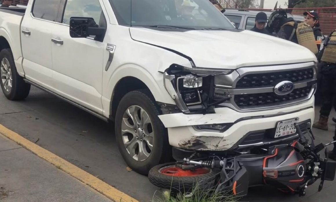 Arrolla camioneta a motociclista y lo arrastra 100 metros en Tultitlán