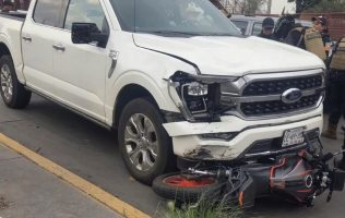 Arrolla camioneta a motociclista y lo arrastra 100 metros en Tultitlán