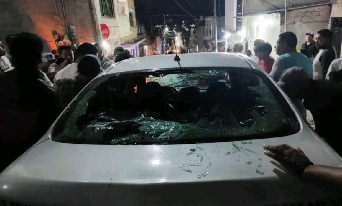 Arrolla taxi a fieles durante procesión del silencio en Tenancingo