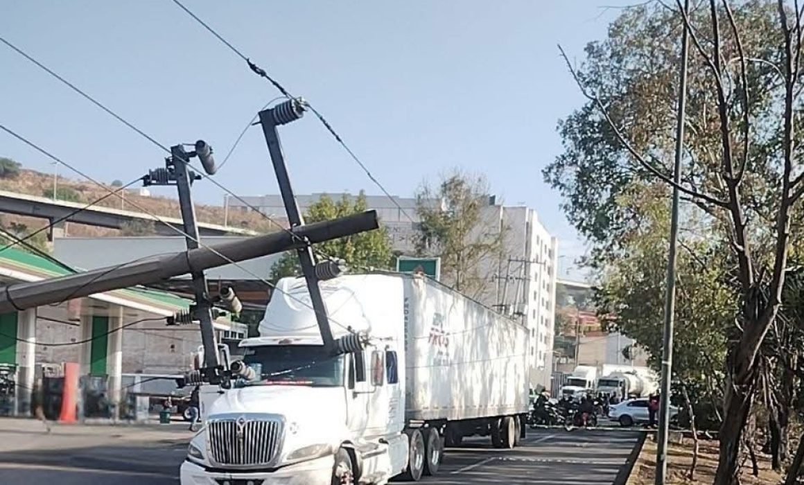Atiende PC Tlalnepantla caída de poste; causa bloqueo total de tráfico