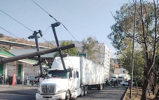 Atiende PC Tlalnepantla caída de poste; causa bloqueo total de tráfico