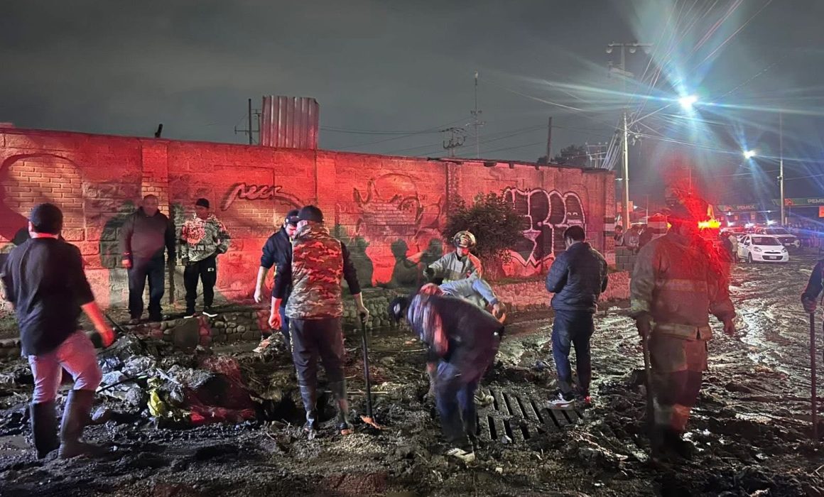 Atienden en Metepec desbordamiento de canal en San Bartolomé por lluvia