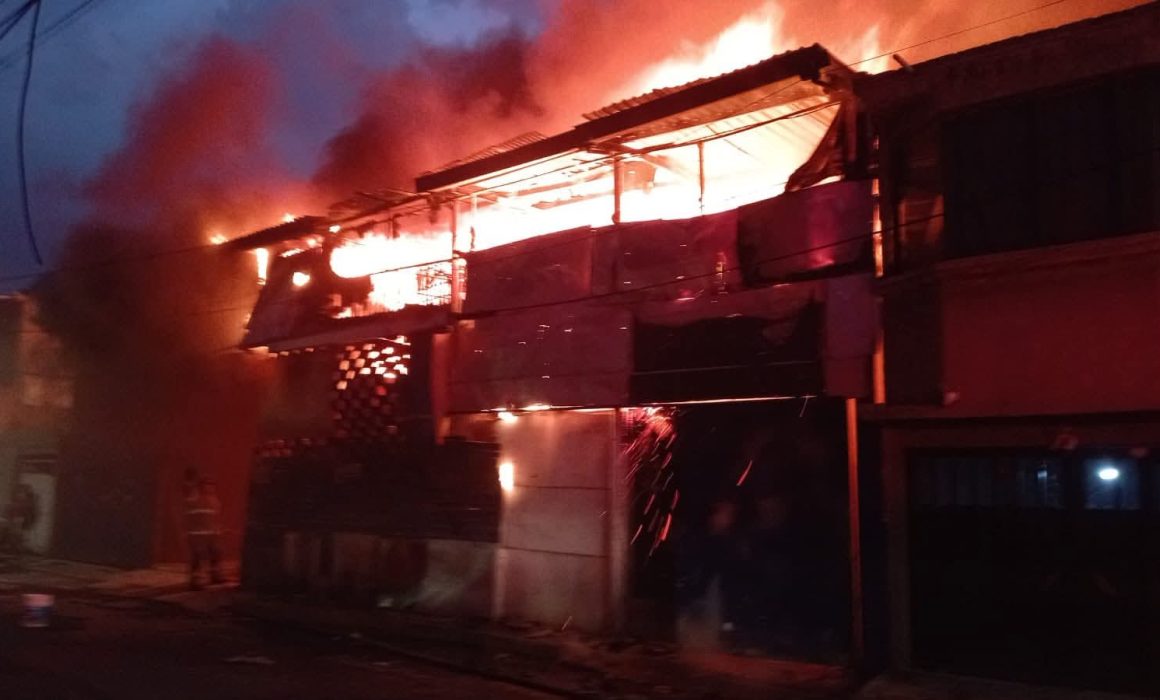 Atienden incendio en taller de carpintería de Ecatepec