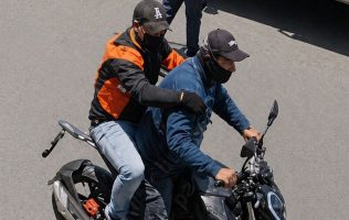 Atracan sucursal bancaria en Chiconcuac; despojan a cliente de 2 mdp