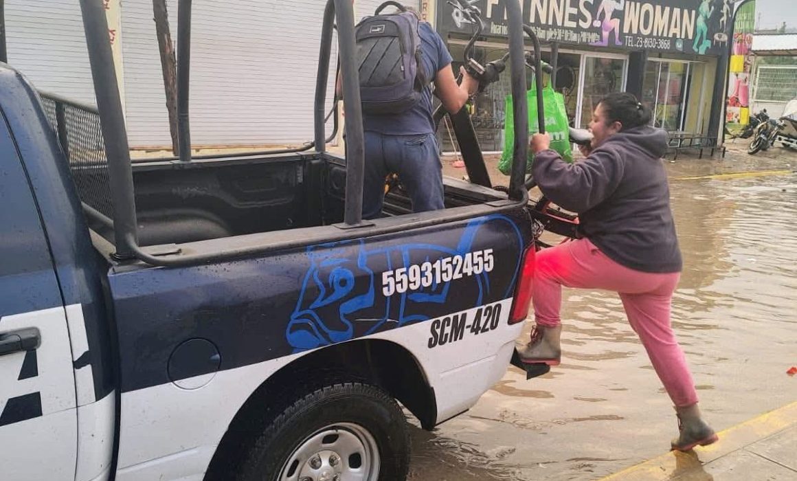 Auxilian policías de Chimalhuacán a vecinos tras lluvia y granizada