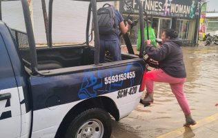 Auxilian policías de Chimalhuacán a vecinos tras lluvia y granizada