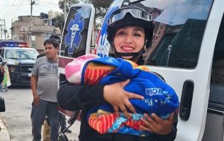 Auxilian policías parto de emergencia en Chimalhuacán