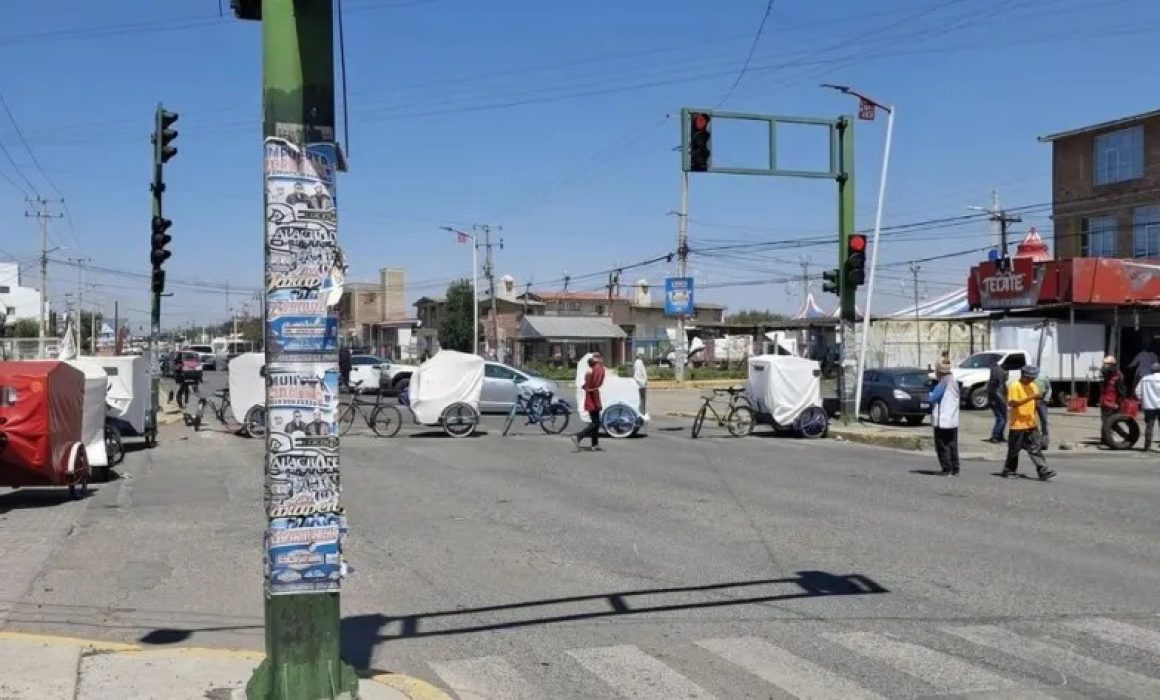 Bloquean accesos a Otzolotepec; exigen justicia por joven asesinado