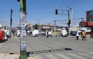 Bloquean accesos a Otzolotepec; exigen justicia por joven asesinado