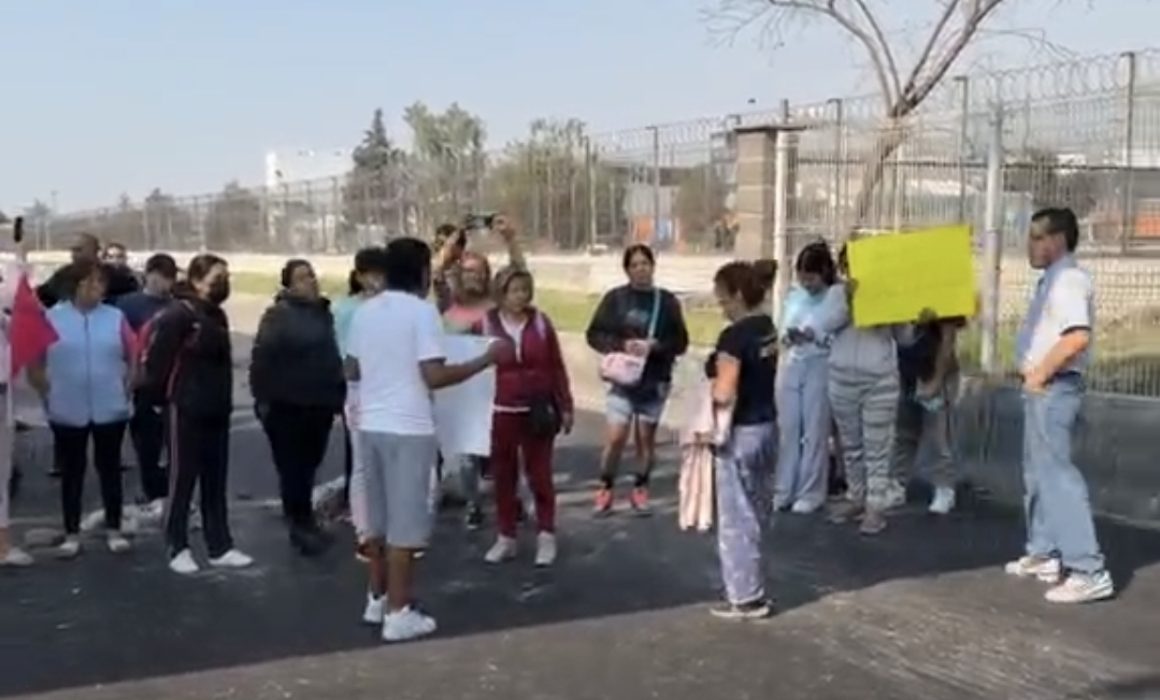 Bloquean avenida Central en Ecatepec por falta de maestros