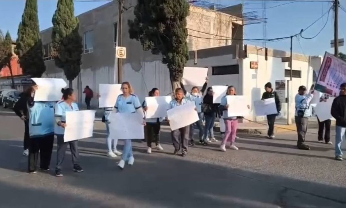 Bloquean calles médicos del Villada por falta de insumos en Cuautitlán