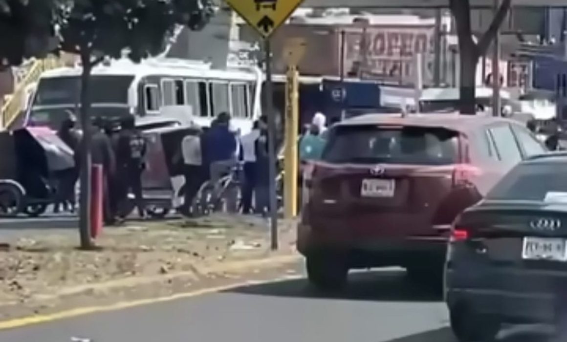 Bloquean carretera Texcoco-México por drenaje colapsado en Cuautlalpan