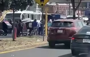 Bloquean carretera Texcoco-México por drenaje colapsado en Cuautlalpan