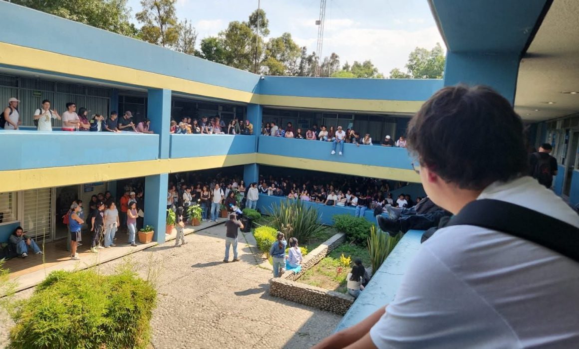 Bloquean estudiantes vialidades en Cuautitlán Izcalli por seguridad