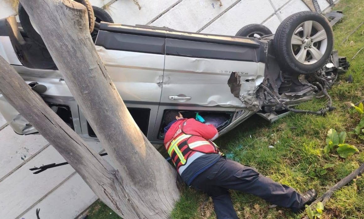 Cae auto desde puente en Toluca y genera movilización de paramédicos