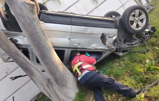 Cae auto desde puente en Toluca y genera movilización de paramédicos