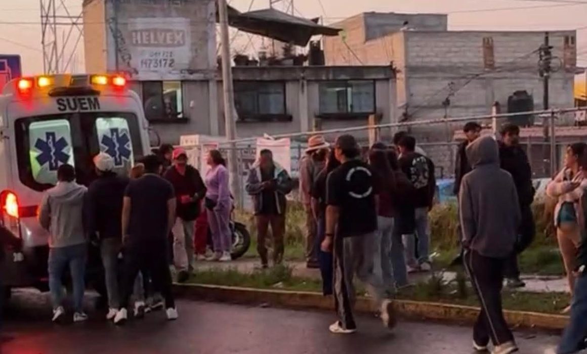 Cae tráiler de puente en Toluca y deja tres lesionados