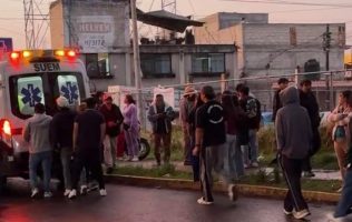 Cae tráiler de puente en Toluca y deja tres lesionados