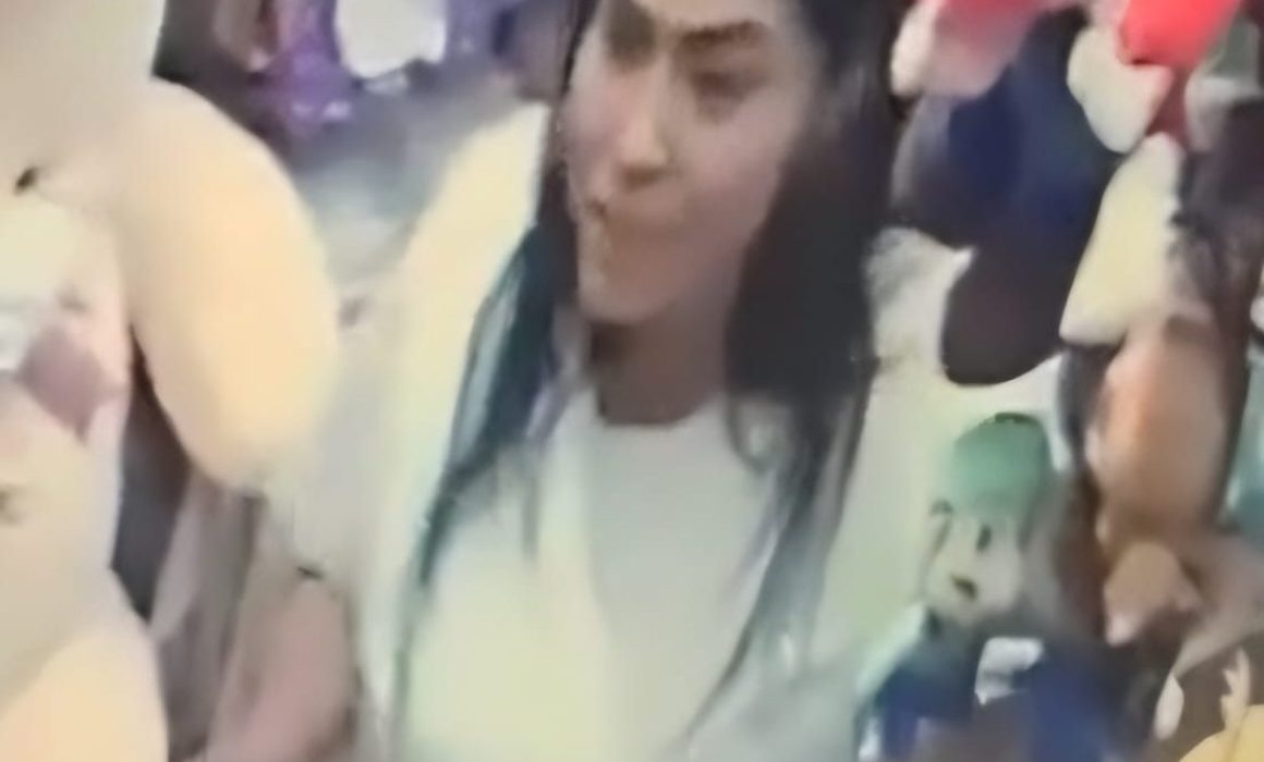 Captan robo hormiga en Plaza Chimalhuacán; mujer oculta peluche