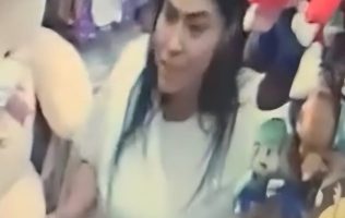 Captan robo hormiga en Plaza Chimalhuacán; mujer oculta peluche