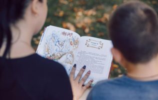 Celebra el Día del Libro Infantil y Juvenil con hábitos de lectura
