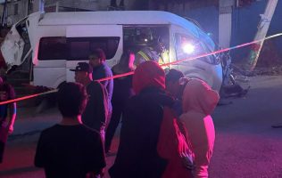 Choca pipa sin frenos contra combi en La Paz