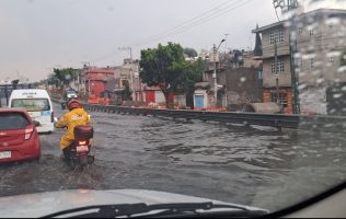Colapsa el drenaje en Los Reyes y genera caos vial tras fuertes lluvias