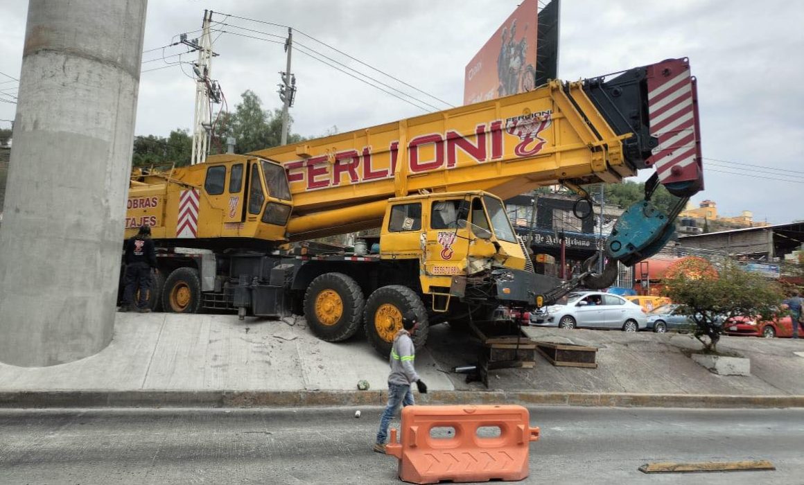 Colapsa la López Portillo en Coacalco por accidente de grúa sin frenos
