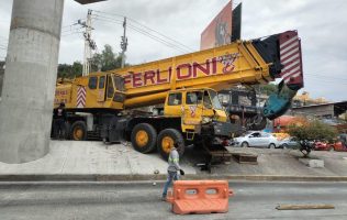 Colapsa la López Portillo en Coacalco por accidente de grúa sin frenos
