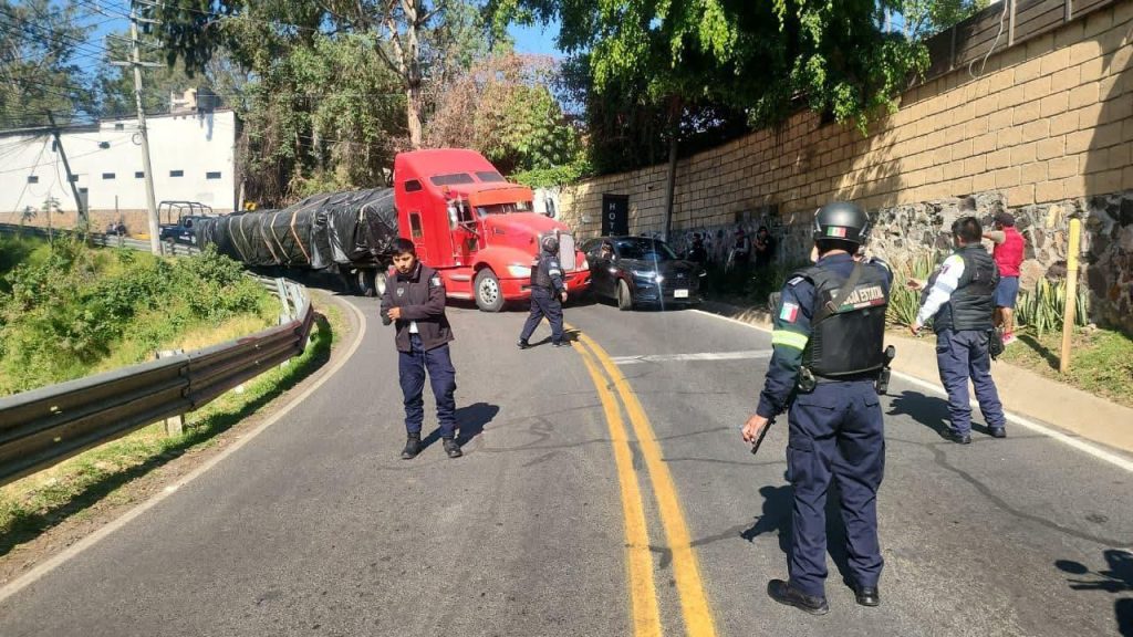 Atienden caos por tráiler atorado en Valle de Bravo por más de 5 horas ...