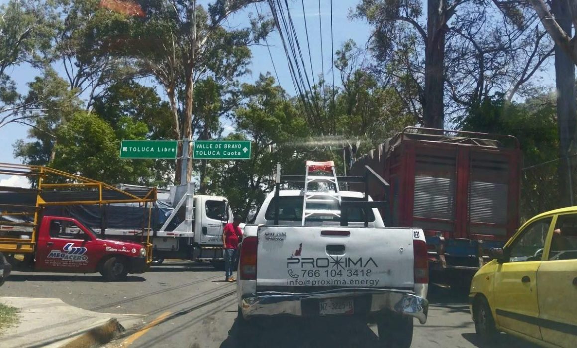 Atienden caos por tráiler atorado en Valle de Bravo por más de 5 horas ...