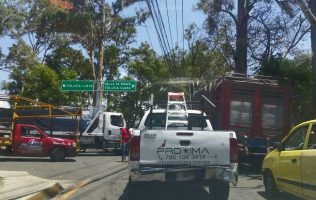 Colapsa tráfico tráiler atorado en Valle de Bravo; atienden autoridades