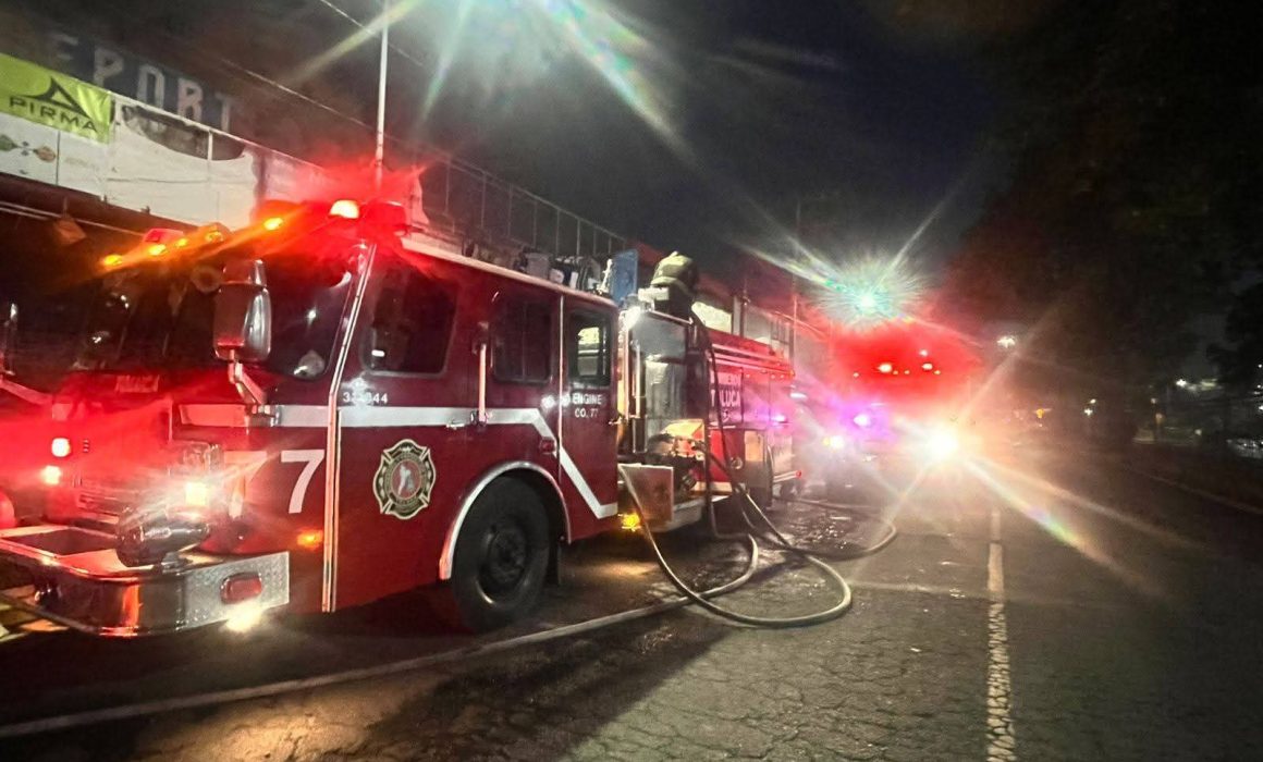 Consume incendio comercios en la Terminal de Toluca