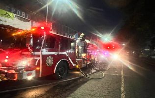 Consume incendio comercios en la Terminal de Toluca