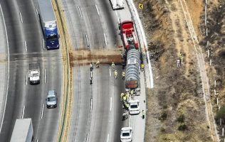 Controlan incendio de pipa con turbosina en la México-Puebla