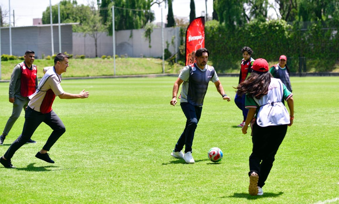 Conviven ex seleccionados en una 'cascarita' por el Mundial 2026