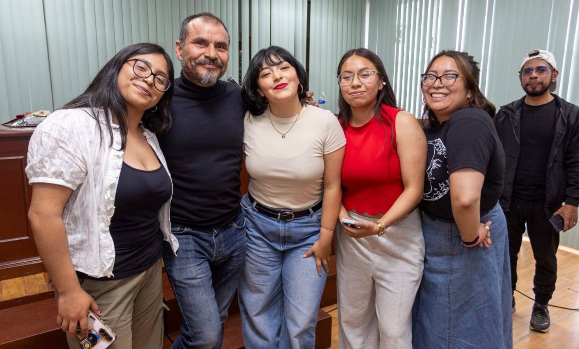 Da catedra el actor Noé Hernández a alumnos de Artes Teatrales en UAEMéx