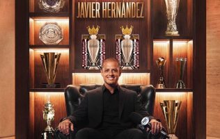 Deja Chicharito las canchas por el micrófono